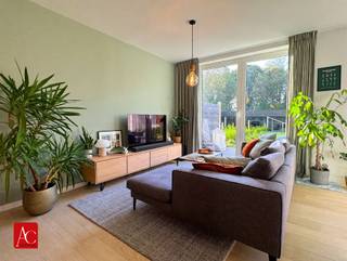 <p>Recent instapklaar gelijkvloers appartement met tuin, carport en zonnepanelen in Vrasene</p><p>Op zoek naar comfortabel, energiezuinig en modern wonen? Dit gelijkvloers appartement in Vrasene, gebouwd in 2023, combineert hedendaags wooncomfort met een uitstekende energieprestatie en een aangename buitenruimte.<br />Het appartement beschikt over een praktische indeling met één slaapkamer en biedt dankzij de gelijkvloerse ligging een bijzonder toegankelijke woonomgeving. De privatieve tuin vormt de ideale plek om in alle rust te genieten van zonnige dagen, een gezellig ontbijt buiten of een ontspannen avond na het werk.<br />Ook op energetisch vlak scoort deze eigendom bijzonder sterk, met een uitstekend EPC-label A en een EPC-score van 43. <br />De aanwezige zonnepanelen dragen bij aan een energiezuinig verbruik en helpen de energiekosten te beperken.<br />Bovendien beschikt het appartement over een eigen carport, zodat ook uw wagen comfortabel en beschut kan staan.<br />Dankzij de recente bouw, de energiezuinige voorzieningen en de aangename tuin is dit appartement de ideale keuze voor alleenstaanden, koppels, starters of wie op zoek is naar een comfortabele woonst op het gelijkvloers.</p>