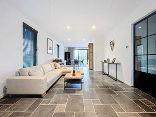 Deze prachtige, vrijstaande nieuwbouwwoning, gebouwd in 2022, is volledig afgewerkt met oog voor detail én kwaliteit.De woning beschikt over een...