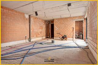 Immo Van Middelem vend cette maison neuve A FINALISER avec 3 chambres, terrasse, jardin et grand rez commercial de +/- 75 m² sur un terrain de...