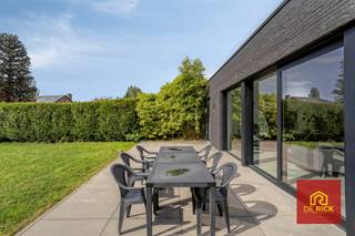 Exclusive, energy-efficient home with sophisticated finishes on the outskirts of Aalst.This property was perfectly renovated in 2013 and 2018. Through the elegant entrance hall you enter the spacious living room with open kitchen, equipped with all comforts and the highest quality appliances.Large glass windows overlook the terrace and the south-facing large garden.The house also features practical storage rooms and office/hobby space, both on the ground floor and upstairs.The light-filled living room with cozy gas fireplace creates a warm, inviting ambiance and flows effortlessly into the open kitchen. The kitchen is a model of design and functionality, equipped with high-quality Siemens appliances, a central island and a sophisticated dining area a place where gastronomy and conviviality come together. Following this, you reach the sunny terrace and the beautifully landscaped, southwest facing garden, where privacy and tranquility prevail. At the back is a stylishly finished garden house in crepi, with a fixed staircase to a practical, dry (wine) cellar.Upstairs are four bedrooms, a bathroom with bath, walk-in shower, toilet and double sink.