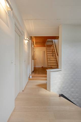 Deze ruime halfopen woning op een perceel van 10 are ligt centraal in Moerbeke, op wandelafstand van het station, winkels en dagelijkse voorzieningen. Via het openbaar vervoer bent u vlot verbonden met de regio en Brussel.

Met haar ca. 500 m² biedt deze eigendom een zeldzame combinatie van ruimte, comfort en flexibiliteit — ideaal voor wie wonen en werken combineert, kangoeroewonen overweegt of ruimte zoekt voor het hele gezin.

Het gelijkvloers heeft twee afzonderlijke ingangen: de privéingang leidt naar een hal met toegang tot de trap, garage, berging en kelder. Via een tweede, discrete inkom bereikt u de multifunctionele ruimte van 125 m², momenteel in gebruik als kinesitherapiepraktijk, maar even geschikt als kantoor, atelier, hobbyruimte of praktijk voor een vrij beroep. Buiten het hoofdgebouw bevindt zich een tweede garage met extra parkeergelegenheid.

De eerste verdieping omvat een lichtrijke, moderne leefruimte met volledig vernieuwde open keuken, drie ruime slaapkamers, een badkamer, apart toilet en berging. Via de leefruimte stapt u rechtstreeks de zuidwestgerichte tuin in van ca. 500 m², aangevuld met een terras op 2 niveaus van 45 m².

De bovenste verdieping is ingericht als zelfstandige woonunit met eigen keuken, leefruimte, badkamer, bureau, berging, slaapmezzanine en dakterras. Ideaal voor kangoeroewonen, een gastenverblijf of uitbreiding van de eigen woonruimte.

De woning werd in 2012 en 2016 gerenoveerd met aandacht voor de leefruimtes, keuken en de bovenste verdieping. Zonnepanelen en EPC-score B maken van deze woning een energiezuinige keuze.

Tot slot biedt deze woning ook interessante bijkomende mogelijkheden. Stedenbouwkundig is het toegelaten om de woning om te vormen tot een meergezinswoning. Daarnaast leent de multifunctionele ruimte van 125 m² zich uitstekend voor aparte verhuur.

Meer info of een bezoek? Mail naar charlotte@immoaccenta.be