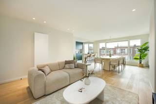 Recent gerenoveerd appartement met drie slaapkamers te Deurne! <br /><br />Het appartement gelegen op de tweede verdieping werd in 2026 volledig gerenoveerd met kwalitatieve materialen en bevindt zich in een kleinschalig gebouw met slechts drie wooneenheden. <br /><br />Via de inkomhal komt u in de lichtrijke leefruimte met een open keuken volledig uitgerust met toestellen.<br /><br />Via de hal bereikt men de drie slaapkamers van ca. 14m², 10m² en 8m².<br /><br />De moderne badkamer beschikt over een ruime inloopdouche met regendouche, lavabo en toilet.<br /><br />Ten slotte zijn er ook nog twee privatieve kelderbergingen mee inbegrepen.<br /><br />Belangrijkste troeven:<br /><br />- Volledig gerenoveerd in 2026<br />- Kwalitatieve afwerking en materialen<br />- Kleinschalig gebouw met slechts 3 appartementen<br />- Voorzien van zonnepanelen<br /><br />98m² bewoonbare oppervlakte (cfr EPC).<br /><br />Wenst u een bezoek of meer informatie? Dan kan u ons steeds contacteren via info@dvarealestate.be of via 03/297.00.00.