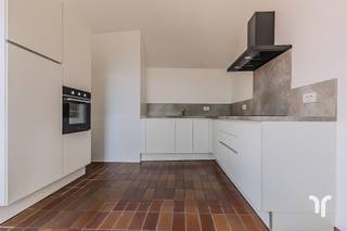 Cetraal gelegen gerenoveerd appartement te Eernegem met 3 slaapkamers.Het appartement is gelegen op de eerste verdieping en omvat de inkom met ingemaakte kasten, ruime woonkamer met veel lichtinval, keuken met aansluitend terras, badkamer, toilet, 3 slaapkamers waarvan er 2 voorzien zijn van een wastafel. Het appartement is ook voorzien van zonnepanelen. Privé parkeerplaats achteraan het gebouw en fietsenberging.Beschikbaar vanaf 1 januari 2027.