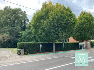 <p><span>Bouwgrond van 4a50ca voor open bebouwing te Keerbergen</span><span><br />Altijd al gedroomd van je eigen huis bouwen?</span></p><p><span>Met deze betaalbare bouwgrond, gelegen op een steenworp van het centrum van Keerbergen, kan u een prachtige woning bouwen met een heerlijke Zuid-gerichte tuin zodat u de ganse dag kan genieten van de zon!</span></p><p><span>De bouwgrond heeft een oppervlakte van 4a50ca en is geschikt voor het bouwen van een open bebouwing. </span></p><p><span> </span></p><p><span>De bouwgrond heeft volgende kenmerken:</span><span><br />- Perceelsbreedte: aan straatzijde ca.16m - achteraan 8m<br />- Perceelsdiepte: 31m<br />- Bouwbreedte: max. 9m - bouwdiepte: max. 15m<br />- Dakhelling tussen 0 en 45°. Kroonlijsthoogte: max. 7m20<br /><br /></span></p><p><span>Het perceel is deel van een goedgekeurde verkaveling. Er geldt </span><span>geen</span><span> bouwverplichting!<br />De kosten voor opmeting & afpaling en aandeel in de verkavelingsakte zijn ten laste van koper.</span></p><p><span> </span></p><p><span>De Makelaardij heeft voor u een plan gemaakt met het maximale bouwvolume op basis van de bouwvoorschriften.</span></p><p><span> </span></p><p><span>Interesse in dit mooie perceel of graag meer info? Contacteer ons dan op: 015/20.20.82 of <span>info@demakelaardij.be</span></span></p>