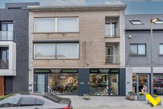 Goed gelegen winkelruimte met vooraan een showroom en achteraan een opslagruimte.Ook een kantoorruimte is hier intern voorzien.Parking is in de...