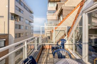 Vandaag bevinden we ons in Knokke-Heist, waar dit aangename duplexappartement met dakterras u meteen weet te charmeren. Het appartement beschikt...