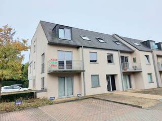 Residentie "Kaaizicht"<br />Recent appartement van 99m² op de eerste verdieping met een zonnige living met open ingerichte keuken met toestellen, 2 slaapkamers, 2 terrassen, algemene fietsenberging en mogelijkheid tot het huren van een garagebox aan € 75/maand.<br /><br />www.desmetpoupeyebrugge.be<br /><br />Voor meer info of een bezoek, contacteer ons 050 47 00 00 of kom langs op ons kantoor te Hoefijzerlaan 1 ('t Zand) Brugge. <br /><br />- inkom met afzonderlijk toilet<br />- living (vloertegels): 4,72m x 6,47m = 30 m²<br />* terras aan de living : 12m²<br />- open ingerichte keuken: 2,3m x 2,90m met dampkap, keramische kookplaat, oven en vaatwasmachine<br />- badkamer met 2 lavabo's in meubel en ligbad<br />- berging/wasplaats<br />- slaapkamer 1 (laminaatparket): 3,56m x 3,65m<br />- slaapkamer 2 (laminaatparket): 2,83m x 4,25m<br />* terras aan de slaapkamer: 6m²<br />* algemene fietsenberging<br /><br />* vloeroppervlakte: 99m²<br /><br />* mogelijkheid tot huren van een garage (nr.6): 3,2m 5,50m in de ondergrondse parking