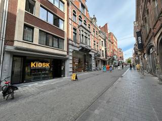 Instapklare handelsruimte/commercieel gelijkvloers van 58 m² met bijhorende bergruimte van 66 m² pal in het centrum van de stad!EPC B - Bouwjaar...