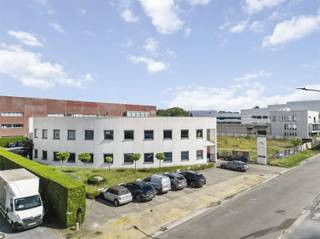 Dit uitzonderlijk kantoorgebouw gelegen in het industriepark van Zwijnaarde, betreft het voormalige kantoor van de CIB-vereniging en is een unieke opportuniteit op de markt. Dankzij de strategische ligging vlakbij de autostrade geniet u van een uitstekende bereikbaarheid en visibiliteit, ideaal voor diverse professionele activiteiten. Bovendien beschikt het pand over ruime parkeermogelijkheden, wat een grote troef is voor zowel medewerkers als bezoekers. Recent werd er bovendien een prijsverlaging doorgevoerd, wat deze eigendom extra interessant maakt. Dit is dan ook een unieke kans om te investeren in een representatief en goed gelegen kantoorgebouw met tal van mogelijkheden. UPDATE: Industriepark 3A te Zwijnaarde is nu ook afzonderlijk te koop voor een bedrag van 1.249.000€ inclusief 23 parkeerplaatsen!Contacteer ons gerust voor meer informatie of om een bezoek in te plannen.