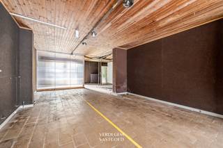 <p><span>Situation<br />Situé le long d'une artère centrale de Zelzate, un emplacement très fréquenté et bien visible.<br />Les commerces, la boulangerie, la pharmacie, les écoles et les transports en commun sont accessibles à pied. <br />En voiture, vous rejoignez immédiatement la R4.#</span><span>NewLine#<br />Ancien immeuble commercial de trois étages sur un terrain de</span><span>370 m²<br />Toute la largeur du bâtiment est occupée par un vaste espace commercial doté d’une grande porte sectionnelle et d’une vitrine donnant sur la rue. Un espace lumineux et haut de plafond, avec un plafond en bois, qui se prête parfaitement à une salle d'exposition, un atelier, un espace de stockage ou un parking intérieur. À l'arrière se trouve l'espace de vie : un salon avec cheminée et vue sur le jardin, ainsi qu'une cuisine séparée dotée d'une grande fenêtre et d'un accès à la terrasse extérieure.</span></p><p><span> </span></p><p><span>Premier et deuxième étages L'escalier d'origine, avec ses murs en marbre et sa rampe en bois, mène aux étages supérieurs. Ceux-ci comprennent au total quatre chambres, une salle de bains avec double vasque et baignoire, ainsi que deux toilettes. Des pièces spacieuses et bien proportionnées, dotées de grandes baies vitrées qui laissent entrer beaucoup de lumière.</span></p><p><span> </span></p><p><span>À noter également : une cave, un jardin à l’arrière avec une dépendance, ainsi qu’un chauffage central au gaz naturel avec des radiateurs en fonte.</span></p><p><span> </span></p><p><span>Soyons honnêtes : la propriété n’a pas été entretenue et nécessite une rénovation complète. Les fenêtres, la toiture, l’électricité, les installations techniques et les finitions doivent toutes être remplacées. C’est précisément pour cette raison que le prix a été fixé à un niveau très attractif : c’est à vous de décider ce que vous en ferez.</span></p><p><span> </span></p><p><span>Possibilités<br />C’est une opportunité pour ceux qui voient au-delà de l’état actuel. La structure, la largeur et le terrain de 370 m² vous offrent plusieurs pistes :</span></p><p><span> </span></p><p><span>Rénovation en rez-de-chaussée commercial + logement : la formule classique, et de loin la plus logique. Commerce ou cabinet au rez-de-chaussée, spacieuse maison familiale à l’étage, jardin à l’arrière. Tout sous un même toit, sans trajet domicile-travail.</span></p><p><span> </span></p><p><span>Diviser et louer : un espace commercial au rez-de-chaussée, un ou plusieurs logements à l'étage. Un rendement intéressant pour ceux qui recherchent un bien de rapport en centre-ville.</span></p><p><span> </span></p><p><span>Démolition et reconstruction. Avec ses 370 m² de terrain et sa large façade donnant sur une artère principale, la parcelle se prête parfaitement à un projet de construction neuve comprenant des locaux commerciaux et des appartements. Une belle opportunité pour les maîtres d’ouvrage, les investisseurs et les promoteurs.</span></p>