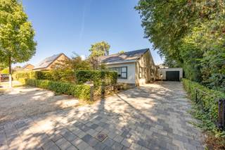Deze gelijkvloerse woning uit 1974 is rustig gelegen in een doodlopende straat, op een mooi perceel van 585 m² aan de rand van het bos.<br /><br />Via de inkomhal met gastentoilet en vestiaire komt u in de ruime leefruimte. Vooraan bevindt zich de gezellige woonkamer, die achteraan overgaat in de eetkamer met open keuken. De woning beschikt verder over 2 slaapkamers en een badkamer met ligbad.<br /><br />Aan de achterzijde zorgt de ruime veranda voor een aangename extra leefruimte met zicht op het terras en de groene tuin. Aansluitend bevindt zich nog een praktische wasplaats met extra douche.<br /><br />Naast de woning beschikt u over een garage van 22 m² met automatische poort. Ook in de tuin is er heel wat extra bergruimte dankzij de ruime tuinberging. Verder is er momenteel een volière aanwezig.<br /><br />De woning ligt in een bijzonder rustige en groene woonomgeving in Halle-Zoersel. Het dorpscentrum van Halle bevindt zich vlakbij, met winkels, scholen, horeca en openbaar vervoer binnen handbereik. Tegelijk geniet u hier volop van de omliggende natuur en de vele wandel- en fietsmogelijkheden.<br /><br />Dankzij de vlotte verbindingen richting Zoersel, Schilde en Antwerpen combineert deze locatie rust, groen en privacy met een uitstekende bereikbaarheid.