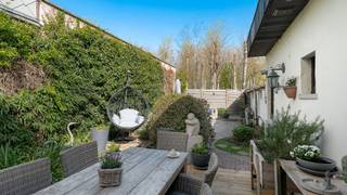 Op slechts enkele stappen van het strand van Duinbergen verkopen wij deze ruime en goed onderhouden stadswoning met een gezellige, groene stadstuin...