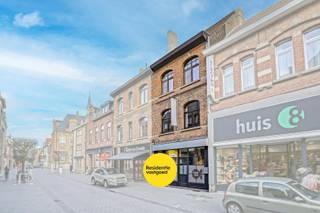 Gerenoveerde herenhuis (2025) in winkelstraat van Nieuwpoort-stad op 161 m².<br />Deze prachtige woning combineert ruimte, comfort en energiezuinigheid (B-label) op een toplocatie in Nieuwpoort. Met een bewoonbare oppervlakte van 284 m² is dit een ideale woning voor commerciële activiteiten gecombineerd met wonen.<br />De woning omvat op het gelijkvloers: <br />- een handelsruimte/kantoor (+- 70 m²) met kelder<br />- een studio met ingerichte keuken, leefruimte met slaaphoek, badkamer en terras (+-60 m² +11m²)<br />Op het verdiep vinden we een ruim appartement (+- 120 m² + 20m²) met zithoek, ingerichte keuken en aansluitend terras + 2 slaapkamers.<br />Kom de mogelijkheden ontdekken!<br /><br />Neem voorsprong met een vrijblijvende en gratis schatting van uw eigendom via:<br />http://www.residentievastgoed.be/gratisonlineschatten<br /><br />De vermelde prijs is een richtprijs, elk bod wordt overgemaakt aan de eigenaar die zich het recht voorbehoud het bod al dan niet te aanvaarden.<br /><br />EPC: 195 kwh/m²/jaar (B) - conforme keuring (Ref NI 26695)