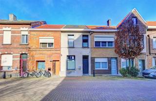 <p><span>Volledig </span><span>instapklare woning met tuin</span><span>, rustig gelegen in de Kazernestraat te Sint-Niklaas, met een centrale ligging nabij winkels, scholen en invalswegen. Indeling: </span></p><p><span>Indeling: </span></p><p><span>Gelijkvloers:</span></p><p><span>- inkomhal</span></p><p><span>- technische ruimte met aansluitingen voor wasmachine en droogkast </span></p><p><span>- apart toilet</span></p><p><span>- woonkamer met open volledig geïnstalleerde keuken </span></p><p><span>- zonnige tuin </span></p><p><span>Eerste verdieping</span><span>: </span></p><p><span>- slaapkamer 1</span></p><p><span>- badkamer met inloopdouche, lavabo in meubel, toilet en dressing</span></p><p><span>Tweede verdieping: </span></p><p><span>- Zolder met verwarming en velux </span></p><p><span> </span></p><p><span>Onmiddellijk beschikbaar!</span></p><p><span> </span></p><p><span>Ben jij geïnteresseerd in deze instapklare woning te huur in Sint-Niklaas, ben je op zoek naar ander vastgoed, een investering of wens je de waarde van jouw eigendom te kennen? Dan ben je bij BOLT Immo aan het juiste adres! Wij helpen jou graag verder.</span></p><p><span> </span></p>