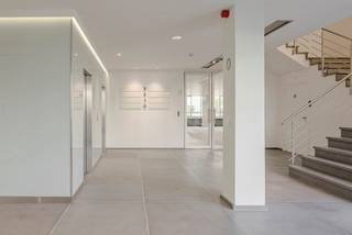 Knappe kantoorruimte van 282 m² te huur op een fantastische locatie met zichtbaarheid vanaf de Ring. De kwalitatieve kantoren (gerenoveerd in 2014) zijn van alle hedendaagse comfort voorzien en gelegen in het 'Fountain Plaza' dat voorzien is van o.a. vergaderzalen, een restaurant, fitness met douchemogelijkheden, etc. Ook andere oppervlaktes mogelijk! Er is tevens een grote parking aanwezig met oplaadpalen voor elektrische auto’s. Fantastisch bereikbaar dankzij de ligging nabij de R0 met een vlotte ontsluiting naar de E40 en de E19.<br />Contacteer PANORAMA voor bijkomende inlichtingen, plannen of een plaatsbezoek 02/420.00.00. 