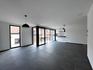 In het centrum van Geraardsbergen bevindt zich dit stijlvolle nieuwbouwappartement met zicht op de Dender. Dankzij de centrale ligging...