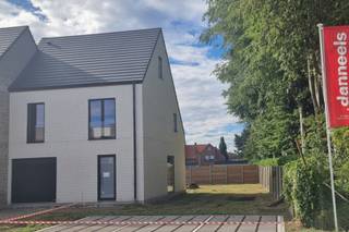Zoek jij een energiezuinige nieuwbouwwoning op een ideale locatie?<br /><br />Bekijk dan even deze <strong>fraaie halfopen bebouwing</strong> in Gistel. De woning maakt deel uit van ons bouwproject aan de Madeliefjesstraat. Een rustige kindvriendelijke groene ligging dicht bij het centrum en alle voorzieningen.<br /><br />Het is een <strong>zeer energiezuinige woning</strong> die in enkele maanden woonklaar kan worden afgewerkt, met de keuken, badkamer, vloer- & wandtegels van jouw keuze. Onze klantenbegeleider staat klaar om alles voor jou te regelen. <br /><br />Deze ruime gezinswoning heeft een optimale indeling met o.m. een lichtrijke leefruimte, ingerichte eilandkeuken en badkamer, tuin met gezellig terras, <strong>4 slaapkamers én een garage.</strong> <br /><br />Geothermische warmtepomp, vloerverwarming, ventilatie met warmterecuperatie en zonnepanelen zijn voorzien. Ook de aanleg van het terras, de oprit en tuinomheining is inbegrepen.