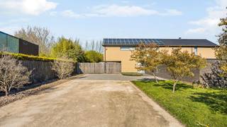 Op een uitzonderlijk perceel van maar liefst 7.893m² bevindt zich deze instapklare en energiezuinige karakterwoning op een werkelijk unieke locatie in Herk-de-Stad. Hier woont u in alle rust, omringd door natuur, met een adembenemend weids zicht dat nooit verveelt.<br /><br />Achter de idyllisch kronkelende waterloop van de Herk strekt het prachtige groene domein van Kasteel Gasterbos zich uit. Deze uitzonderlijke setting vormt het natuurlijke decor van uw tuin en garandeert een blijvend open zicht en een ongeëvenaard gevoel van vrijheid.<br /><br />De natuurlijke, prachtig aangelegde tuin biedt maximale privacy – hier geniet u zonder enige inkijk van buren. Het brede, kronkelende water, het omliggende groen landschap en de beboste omgeving zorgen voor een unieke woonbeleving.<br />Het verwarmde zwembad met overkapping maakt het plaatje compleet. In alle seizoenen geniet u hier van ontspanning, rust en comfort, volledig in harmonie met de natuur.<br /><br />De woning werd zeer degelijk en smaakvol afgewerkt met kwalitatieve materialen en straalt karakter én hedendaags comfort uit. Dankzij de EPC-score B woont u hier niet alleen stijlvol, tijdloos maar ook energiezuinig.<br /><br />Gelijkvloers<br />Bij het betreden van de woning ervaart u meteen het gevoel van licht en ruimte.<br />De ruime goed uitgeruste open keuken met prachtig zicht op de natuurlijke tuin en het omliggende groen. Hier kookt en leeft u met de seizoenen als decor. Open leefruimte met grote raampartijen en aan twee zijden zicht op de tuin en de terrassen, wat zorgt voor een uitzonderlijke connectie tussen binnen en buiten.Vooraan geniet u van een ommuurde, beschutte zone, ideaal voor extra privacy en geborgenheid. Praktische wasplaats/berging met voldoende opbergruimte.<br />De woning heeft een volledig betonnen kelder, wat tal van mogelijkheden biedt (stockage, hobbyruimte, wijnkelder, werkplaats…).<br /><br />Verdieping<br />Masterbedroom met aansluitende badkamer en dressing – een volwaardige privésuite.<br />Extra multifunctionele aansluitende ruimte die perfect kan dienen als bureau, speelkamer of hobbyruimte.<br />Twee ruime slaapkamers, ideaal voor kinderen, gasten of bureau.<br />Aparte badkamer uitgerust met douche, toilet, wastafel én een sauna – pure wellness in eigen huis.<br /><br />Multifunctioneel bijgebouw<br />Het afzonderlijke bijgebouw biedt uitzonderlijke mogelijkheden:<br />Eigen sauna en badkamer<br />Logeerplek<br />Gezellige leefruimte<br /><br />Ondanks de uitzonderlijke rustige ligging, geniet u van een uitstekende bereikbaarheid:<br /><br />De E314 bereikt u op slechts enkele minuten<br />Ook de E313 is vlot toegankelijk<br />Het centrum van Hasselt ligt op slechts 15 minuten rijden<br />Hier combineert u moeiteloos natuur, privacy en bereikbaarheid.<br /><br />Buitengewone kenmerken:<br />Unieke, groene topligging in Herk-de-Stad<br />Karaktervolle architectuur<br />Zwembad met overkapping<br />Instapklaar<br />EPC-score B<br />100% privacy<br />Kwalitatieve materialen<br />Zonnepanelen<br />Multifunctioneel bijgebouw<br />Weids, blijvend groen zicht<br /><br />Een zeldzame opportuniteit voor wie exclusief en discreet wil wonen in een uitzonderlijke natuurlijke omgeving.