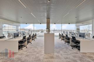 Bent u op zoek naar een unieke kantoorruimte op een <strong>toplocatie met onmiddellijke verbinding naar belangrijke snelwegen</strong>? Dan is deze kantoorruimte van 532 m² op de 3de verdieping van de innovatieve en <strong>hypermoderne bedrijvencampus 'O-Forty' </strong>precies wat u zoekt. Gelegen naast op- en afrit 9 Oostkamp én met visibiliteit langs de E40 biedt deze ruimte een uitstekende bereikbaarheid.<br /><br />De kantoren zijn casco+ afgewerkt met klimaatplafond en tapijttegels. U kunt ook gebruik maken van de gemeenschappelijke refter/ontspanningsruimte en extra vergadermogelijkheden (en seminarie ruimtes) in toren 'B'. <br /><br />Deze bedrijvencampus biedt nog vele andere voordelen, zoals een event space, coworking space, foodbar, fitness, padel, badgesysteem, pakjesmuur en ruime boven en ondergrondse parkeermogelijkheden. Onmiddellijk beschikbaar!<br /><br />Neem contact op met <strong>PANORAMA B2B</strong> voor bijkomende inlichtingen, plannen of een vrijblijvend plaatsbezoek via <strong>0479 70 70 73</strong>.