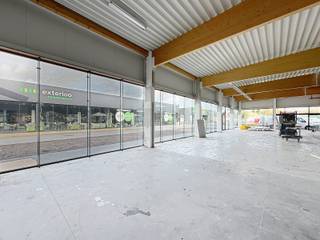 <u><strong>Benaderende OPPERVLAKTEN:</strong></u><br />Winkelruimte: ± 450m²<br />Voldoende gemeenschappelijke parkeerplaatsen. <br /><br /><u><strong>INDELING:</strong></u><br />Open winkelruimte met apart sanitair (m/v) -  H: 5,4m - VH onder dragende balken 4,35m.<br /><br /><u><strong>AFWERKING:</strong></u><br />Het pand werd volledig vernieuwd (nieuwe (glas)gevels en dakbedekking) - EPOXY-vloer wordt geplaatst - solide geïsoleerde betonnen constructie - sanitair - automatische schuifdeur - 2 nooduitgangen.<br /><br /><u><strong>BESTEMMINGSMOGELIJKHEDEN:</strong></u><br />Cat 1 (voeding) en Cat 2 (persoonsuitrusting) zijn uitgesloten.<br /><br /><u><strong>NUTSVOORZIENINGEN:</strong></u><br />Elektriciteit (3x400V +N) , wateraansluiting, gasaansluiting, riolering.<br /><br /><u><strong>LIGGING:</strong></u><br />Deze unit, die deel uitmaakt van een groter complex, is gelegen op het Mammoetcenter III te Roeselare, langs de N32, ongeveer 1 km van de Ring E403 Tielt/Ardooie/Beveren.<br />De Mammoet centers zijn gelegen op de Brugsesteenweg in Roeselare, één van de belangrijkste invalswegen van het stadscentrum , gemakkelijk bereikbaar en beschikt over uitgebreide parkeermogelijkheden.<br />Uw buren in Mammoet III zijn JUNTOO, EXTERIOO, DREAMLAND en HEMA. <br /><br /><u>* Bijzonderheden</u><br />- Onmiddellijk beschikbaar.<br />- Onroerende voorheffing, gemeenschappelijke kosten parking en totem en aanvraag socio-economische vergunning ten laste van de huurder.<br />- EPC mogelijk na kadastrale splitsing.<br /><br />Onze referentie op <strong>www.centro.be</strong>: <strong>L0166</strong> of contacteer ons via <strong>info@centro.be </strong>of <strong>050/70.01.02.</strong>