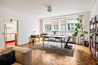 <p>Sommige appartementen verrassen je niet met spektakel, maar met iets beter: een gevoel van degelijkheid dat je meteen voelt zodra je binnenstapt.</p>
<p>Dit appartement op de tweede verdieping van een charmant gebouw in de Bisschopstraat, vlakbij het Centraal Station in 2060 Antwerpen, is zo eentje. Parket onder je voeten, hoge plafonds, ruime raampartijen en die typische jaren '70-elegantie die nooit echt uit de mode raakt.</p>
<p>De leefruimte is ruim en flexibel ingedeeld, plaats voor een eet- en zithoek, met aansluitend een functionele keuken. Daglicht stroomt binnen via de grote ramen vooraan, met zicht op de karaktervolle gevels van de straat.</p>
<p>Twee volwaardige slaapkamers zorgen voor de nodige rust. De tweede kamer combineert slim comfort met praktisch nut: een ingebouwde kast biedt plaats voor wasmachine en droogkast, zodat je leefruimte vrij blijft van huishoudelijke toestellen.</p>
<p>De badkamer werd vernieuwd en is verzorgd afgewerkt. En dan is er nog het kleine terrasje, precies genoeg voor een tafeltje, een plant en een moment buitenlucht.</p>
<p>Een appartement met karakter, in een leuk gebouw, op wandelafstand van Centraal Station en het bruisende centrum van Antwerpen.<br /><br />EPC: 107kWh/m2, elektriciteit conform, Wg, Gvkr, Gvv, Gmo, geen overstrominsgevoelig gebied</p>
