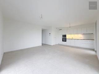 Dit splinternieuwe BEN-appartement is heel rustig gelegen op het eind van een doodlopende straat.<br />Evenwel is het gezellige centrum van Deerlijk en de E17 zeer vlot bereikbaar.<br />Het energiezuinige appartement staat perfect instapklaar; volledig geschilderd en is voorzien van alle verlichting en rails.<br /><br />Indeling :
<ul>
	<li>inkomhall met vestiairehoek</li>
	<li>gastentoilet</li>
	<li>2 slaapkamers</li>
	<li>badkamer met inloopdouche en lavabomeubel</li>
	<li>lichtrijke leefruimte</li>
	<li>zuidgericht hoekterras met pracht uitzicht op natuurgebied</li>
	<li>modern ingerichte, open keuken met alle inbouwapparatuur</li>
	<li>berg-/wasplaats</li>
</ul>
Daarnaast horen bij het appartement nog een overdekte staanplaats en een private open parkeerplaats<br />Gemeenschappelijk is er een fiets- en vuilnisberging en een tuintje<br /><br />Het appartement is onmiddellijk beschikbaar (eerste bewoning)