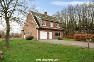 Landelijke woning met bijgebouw, idyllisch gelegen te Koningshooikt op een knap perceel van 3 hectare 59 are 15 ca. Deze soliede woning werd steeds...