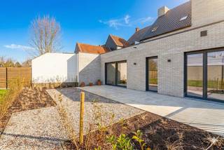 Kom dit project ter plaatse ontdekken tijdens het Nieuwbouwweekend op zaterdag 25/04 tussen 10u en 10u45!Laatste appartementen te koop!Dit afgewerkt nieuwbouwappartement met 2 slaapkamers is te koop op de gelijkvloerse verdieping in residentie Albert &amp; Jerome in het centrum van Desselgem. Het ruime appartement heeft een woonoppervlakte van 109m² en geniet van een aangename zuidgerichte tuin met terras van 83m². INDELINGinkomhal - berging - apart toilet - badkamer - woonkamer met open keuken - berging - kamer 1 - kamer 2 - tuin met terrasEr zijn bovengrondse autostaanplaatsen, garageboxen en fietsenbergingen te koop. Mogelijk tot aankoop aan 6% btw! Residentie Albert &amp; Jerome is een nieuwbouwproject op centrale ligging, (Liebaardstraat 180-206) te Desselgem bestaande uit 22 energiezuinige appartementen en een handelsruimte. Elke unit zal verwarmd worden met een warmtepomp (geothermie). Deze appartementen zijn een ideale investering door hun ligging en de oppervlaktes!