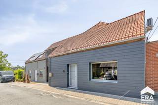 eze instapklare en smaakvol gerenoveerde gezinswoning biedt een bewoonbare oppervlakte van maar liefst 193 m² en is gelegen op een ruim perceel van 797 m² in een rustige, doodlopende straat met prachtige landelijke vergezichten.<p>De woning werd doorheen de jaren grondig gerenoveerd en uitgebreid met een stijlvolle uitbouw, waarin een lichtrijke leefruimte en een centraal gelegen, volledig uitgeruste open keuken het hart van de woning vormen. Dankzij de doordachte indeling geniet u van een aangename woonbeleving met veel natuurlijk licht en een vlotte verbinding tussen binnen en buiten.</p><p>Momenteel beschikt de woning over drie volwaardige slaapkamers, met bovendien de mogelijkheid om eenvoudig extra slaapkamers te creëren, ideaal voor grotere gezinnen of wie nood heeft aan een thuisbureau of hobbyruimte.</p><p>Buiten wacht een fraai aangelegde tuin waar het heerlijk vertoeven is. De talrijke bijgebouwen bieden tal van mogelijkheden en omvatten onder meer een gezellige bar, perfect voor ontspanning of het ontvangen van familie en vrienden. Daarnaast beschikt de eigendom over een ruime carport en voldoende extra bergruimte.</p><p>Met een gunstig EPC-label B, een kwalitatieve afwerking, een royale woonoppervlakte en een rustige ligging in een doodlopende straat combineert deze woning energiezuinig en comfortabel wonen met rust, ruimte en een prachtig landelijk uitzicht.</p>