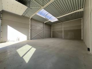 Deze nieuwbouw KMO-unit van ca. 216 m² maakt deel uit van het kwalitatieve Green Business Park te Kortessem, strategisch gelegen langs de Hasseltsesteenweg nabij Hasselt.De unit is geschikt voor opslag, productie of ambachtelijke activiteiten en biedt flexibele invullingsmogelijkheden volgens de noden van uw onderneming. Dankzij de moderne architectuur en duurzame uitvoering geniet u van een professionele en efficiënte werkomgeving.Bij de unit zijn 2 privatieve parkeerplaatsen inbegrepen, wat het comfort en de bereikbaarheid voor personeel en klanten verhoogt.De centrale ligging nabij Hasselt en de vlotte bereikbaarheid maken deze site bijzonder interessant voor ondernemers die zich op een goed ontsloten locatie willen vestigen.De oplevering wordt voorzien rond 1 augustus 2026 (onder voorbehoud).Interesse in deze KMO-unit? Contacteer ons vrijblijvend voor meer informatie of een bezoek ter plaatse.