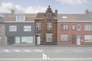 Op een boogscheut van de dorpskern van Sint-Andries is deze woning gelegen langs de Gistelse Steenweg. De woning omvat een leefruimte met...
