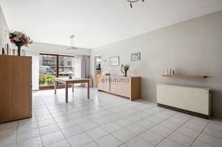 <p><span>Ruim gelijkvloers appartement met tuin en voortuin, ondergrondse staanplaats &amp; 2 slaapkamers in Schoten</span></p><p><span>Op zoek naar ruimte, comfort én een leuke buitenruimte? Dit </span><span>instapklare gelijkvloersappartement</span><span> combineert een praktische indeling met aangenaam wonen, ideaal voor zowel starters, koppels, kleine gezinnen als wie graag alles gelijkvloers heeft.</span></p><p><span>Met een </span><span>bewoonbare oppervlakte van ca. 95 m²</span><span> geniet je hier van een verrassend ruim appartement.</span></p><p><span>De </span><span>leefruimte</span><span> is aangenaam en lichtrijk en sluit aan op de </span><span>volledig ingerichte keuken</span><span>, met daarnaast een </span><span>aparte berging</span><span> extra handig voor stockage en wasmachine.</span></p><p><span>In het kort:<br /></span><span>2 slaapkamers, </span><span>waarvan 1 met rechtstreekse toegang tot de tuin<br />Praktische </span><span>keuken met </span><span>aparte </span><span>berging</span><span><br />Nieuwe</span><span> badkamer </span><span>met </span><span>inloopdouche</span><span> en dubbele lavabo<br /></span><span>Apart toilet in de inkomhal<br />Ruime tuin </span><span>(momenteel betegeld)</span><span> met </span><span>een praktische</span><span> achteruitgang</span></p><h3><span>Extra troeven:</span></h3><p><span>Ondergrondse </span><span>staanplaats en </span><span>privatieve </span><span>kelderberging INCLUSIEF </span><span><br /></span><span>Elektrische rolluiken</span><span><br />EPC-label C -> geen renovatie verplichting<br />Geen gas = praktischer om over te schakelen naar airco indien gewenst (voor 2 pers.: gemiddelde maandelijkse kost energie = €130,-)<br />Asbestveilig = geen overbodige breekwerken<br />Gelijkvloers wonen: toegankelijk en comfortabel</span></p><p><span>Dit appartement biedt een mooie balans tussen </span><span>ruimte, functionaliteit en ligging</span><span>, met winkels, openbaar vervoer en invalswegen in de nabijheid.<br />Ideaal voor wie comfortabel wil wonen met een buitenruimte, zonder in te boeten op bereikbaarheid.</span></p><p><span>Interesse? Contacteer </span><span>Verlimmo Schoten</span><span> voor een bezoek en ontdek zelf de mogelijkheden! 03/658.95.58 www.verlimmo.be</span></p><p><span>*De vermelde bewoonbare oppervlakte is gebaseerd op de bruikbare vloeroppervlakte zoals vermeld op het EPC-verslag</span></p><p><span> </span></p><p><span> </span></p><p><span> </span></p><p><span> </span></p>