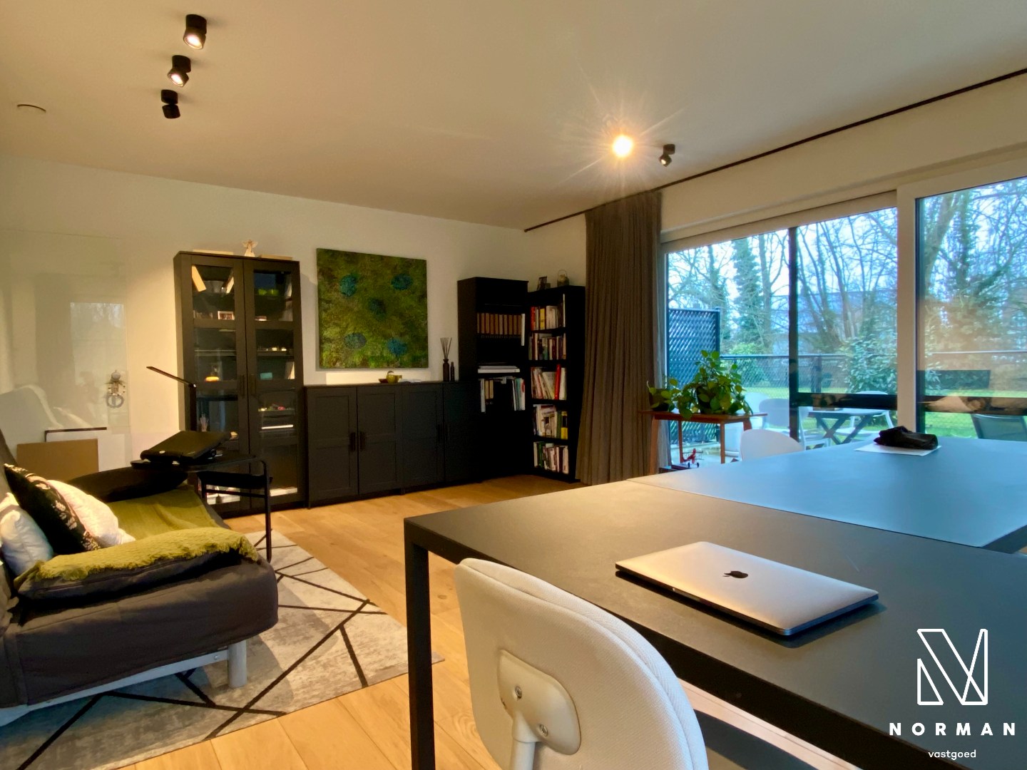 Gelijkvloers appartement in centrum Zwevegem met 2 slaapkamers en voor-en achtertuin - foto 2