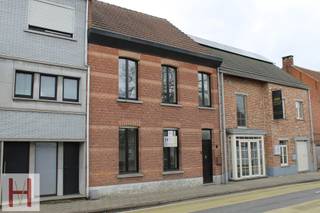 Karaktervolle ééngezinswoning met drie slaapkamers en een tuintje, gelegen op de Beersebaan vlakbij het centrum van Gierle.De woning heeft volgende...