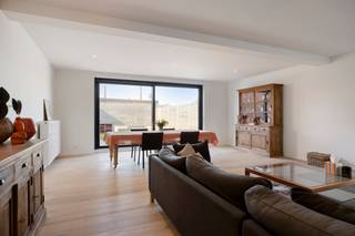 <p>Instapklare gezellige woning met 4 slaapkamers te koop in Zwevegem<br /><br />Deze volledig gerenoveerde woning beschikt over vier slaapkamers en twee badkamers en biedt een bewoonbare oppervlakte van ca. 360 m². Deze karaktervolle woning is instapklaar en combineert ruimte met hedendaags wooncomfort.<br /><br />De open keuken met keukeneiland sluit aan op een ruime en lichtrijke leefruimte. Via de keuken is er toegang tot een gezellige koer, terwijl de living uitgeeft op een zonnige tuin. Daarnaast beschikt de woning over een zeer ruime garage met uitweg.<br /><br />Het EPC-label B maakt dat de woning energiezuinig is en voldoet aan de huidige normen. De woning is gelegen in het centrum van Zwevegem, met een vlotte bereikbaarheid van scholen, winkels en openbaar vervoer.<br /><br />Indeling</p>

<ul><li>Gelijkvloers: ruime dubbele inkomhal, bureauruimte, apart gastentoilet met ruimte voor een vestiaire, open keuken met ingebouwde kasten en keukeneiland (voorzien van alle toestellen), aansluitend een grote wasplaats, lichtrijke living, zonnige tuin en ruime garage. </li><li>Eerste verdieping: drie slaapkamers, badkamer (douche, bad, dubbele lavabo) en apart toilet</li><li>Tweede verdieping: vierde slaapkamer met geïntegreerde badkamer (douche en dubbele lavabo)</li></ul>

<p>Troeven:</p>

<ul><li>Zeer ruime woning met grote bewoonbare oppervlakte</li><li>Karaktervol pand en volledig instapklaar </li><li>Centrale ligging nabij talrijke voorzieningen en invalswegen</li><li>Gunstig en energiezuinig EPC-label B</li><li>Vier slaapkamers en twee badkamers</li></ul>

<p>Wenst u graag meer te weten over deze woning of een bezoek ter plaatse, neem dan contact op met Sofie Bossuyt 0474222182</p>
