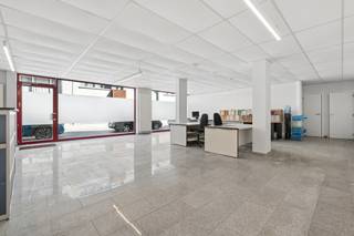 +++ Handelsruimte Muilenstraat 1, Liedekerke +++<br />
<p><span>Deze veelzijdige handelsruimte met een oppervlakte van </span><strong><span>120 m²</span></strong><span> is ideaal voor wie op zoek is naar een geschikte locatie voor een </span><strong><span>winkel, kantoor of commerciële activiteit</span></strong><span>. </span><span>De ruimte omvat een ruime winkel-/kantoorruimte, een </span><strong><span>afzonderlijke keuken</span></strong><span> die door een wand van de hoofdruimte is afgescheiden, en </span><strong><span>twee toiletten</span></strong><span>. </span><span>Dankzij de gunstige ligging geniet het pand van een uitstekende bereikbaarheid. Het </span><strong><span>station bevindt zich op wandelafstand</span></strong><span> en de </span><strong><span>E40 is bereikbaar in slechts 5 minuten. </span></strong>Interesse of wenst u een bezoek in te plannen? <span>Neem contact op via </span><strong><span>0478 05 90 69</span></strong><span> of </span><strong><span>info@immoteam.be</span></strong><span>.</span></p>