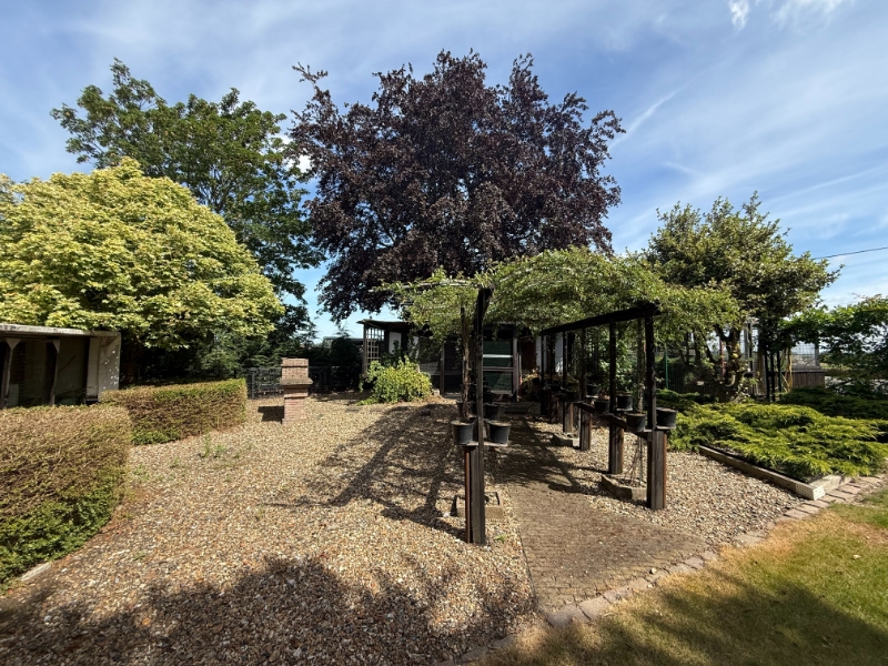 Ruime bungalow met grote tuin en loods te huur - photo 4
