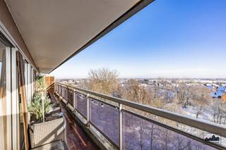 <br /><p>Bent u op zoek naar een ruim en centraal gelegen appartement met een prachtig uitzicht? Dan is dit appartement zeker iets voor u!</p><p>Het appartement is gelegen op de 9de verdieping en geniet daardoor van een magnifiek, open zicht over de stad. U betreedt het appartement via de inkomhal, die toegang biedt tot de gezellige en lichtrijke leefruimte met grote raampartijen. Aansluitend bevindt zich de aparte keuken, uitgerust met alle nodige voorzieningen.</p><p>Het appartement beschikt over twee ruime slaapkamers (20 m² en 10 m²), die beide toegang hebben tot het grote terras. De badkamer is ingericht met een inloopdouche en een wastafel, en beschikt tevens over aansluitingen voor een wasmachine en droogkast. Daarnaast is er nog een apart gastentoilet.</p><p>De absolute troef van dit appartement is het ruime terras, dat bereikbaar is vanuit de leefruimte, de keuken én beide slaapkamers — ideaal om te genieten van het uitzicht en de zon.</p><p>Bij het appartement hoort een ondergrondse garage, die verplicht mee aan te kopen is voor €20.000. Daarnaast is er ook een private berging in de kelder voorzien.</p><p>Bent u geïnteresseerd in dit appartement op een unieke locatie met een uitzonderlijk terras en uitzicht? <br />Neem dan zeker contact met ons op voor een bezoek via margot.raemdonck@immo-zone.be of op 0473 51 80 58.</p><p>We helpen u graag verder!</p>