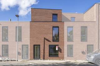 In the center of Kortrijk, you will find this new-build home with 4 bedrooms and a sunny garden. The house is quietly located in a...