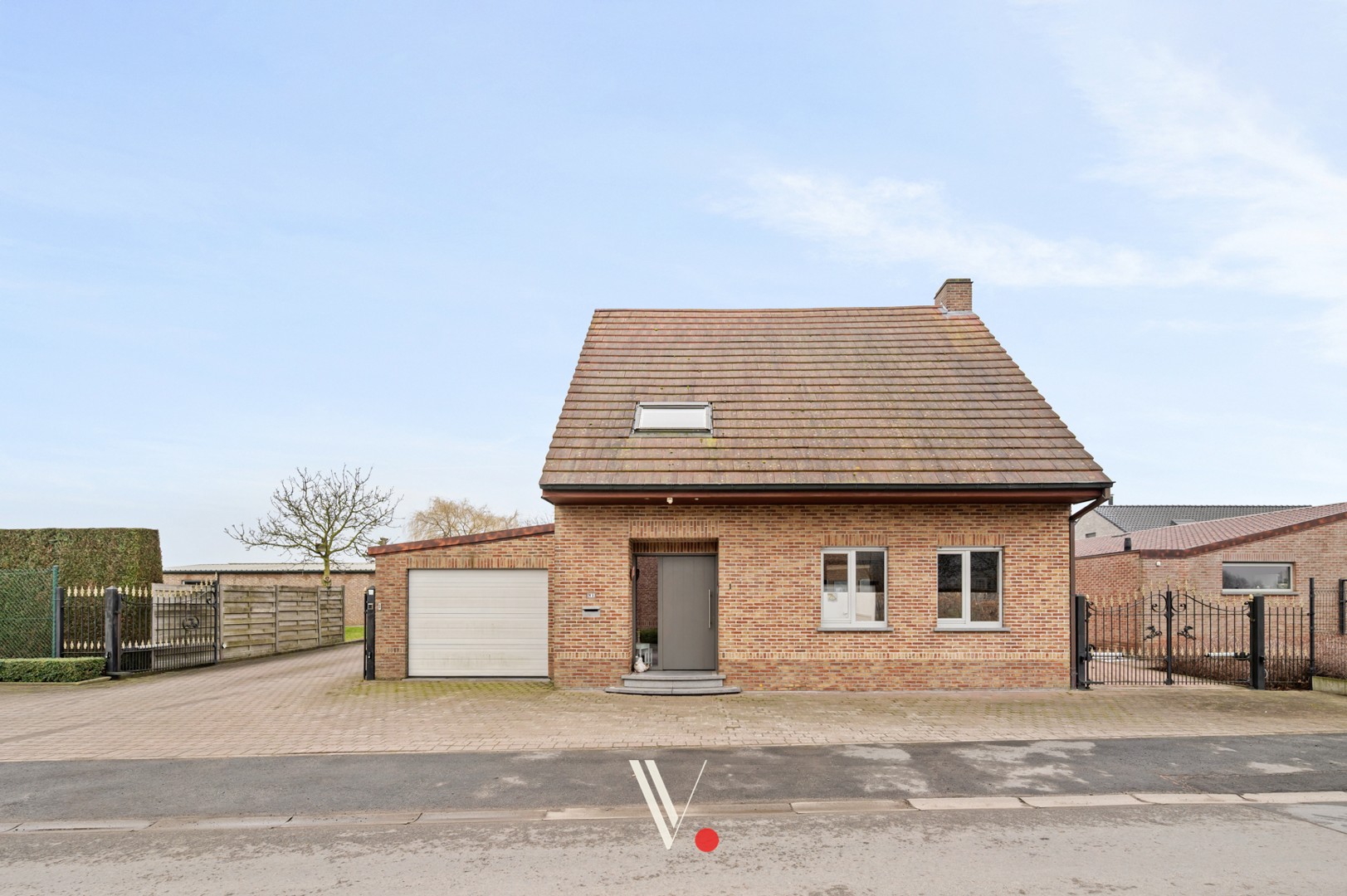 Alleenstaande woning op +/- 4.000 m² met magazijn en kantoor - foto 4
