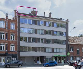 Centraal gelegen nabij winkels, scholen en openbaar vervoer.Dit appartement / penthouse bestaat uit een inkomhal, een open geïnstalleerde keuken, een...