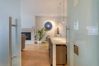 <p>Op een ideale en centrale locatie, vlak bij scholen, supermarkten en belangrijke invalswegen, vinden we deze verrassend ruime en energiezuinige woning met maar liefst 274 m² bewoonbare oppervlakte.</p>
<p><strong>Indeling:</strong><br />Gelijkvloers: handels- of praktijkruimte met aanpalende garage, een slaapkamer en aparte kantoorruimte. Vanuit het gelijkvloers is er rechtstreeks toegang tot de tuin.<br />Eerste verdieping: lichtrijke leefruimte met aansluitende keuken en terras, met een prachtig zicht op de tuin.<br />Tweede verdieping: drie slaapkamers, een ruime nachthal en een zolder, ideaal als extra bergruimte.</p>
<p>Buiten geniet je van een grote, zonnige en volledig aangelegde tuin met sfeervolle zwemvijver. </p>
<p><strong>Grootste troeven:</strong></p>
<p>• EPC B-label – energiezuinig<br />• 274 m² bewoonbare oppervlakte<br />• Handels-/praktijkruimte met kantoor en garage<br />• 4 slaapkamers<br />• Lichtrijke leefruimte met keuken en terras<br />• Ruime nachthal en zolder<br />• Rechtstreekse toegang tot de tuin<br />• Grote, zonnige en aangelegde tuin met zwemvijver<br />• Centrale en rustige ligging</p>
<p><strong>Ontdek zelf de vele troeven van deze woning en plan vandaag nog uw bezoek!</strong></p>