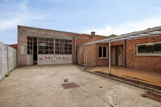 Op een uitstekende locatie, aan de dorpsrand te Keerbergen, bevindt zich dit zeer ruim magazijn (612 m²) op gunstig perceel van 1264 m².<br /><br />Deze voormalige 'Citroën' site bevindt zich net buiten het centrum van Keerbergen, wat de ligging commercieel interessant maakt. Het pand wordt omringt door verschillende ketens en plaatselijke kleinhandel. Verder is er een vlotte verbinding met omliggende gemeenten alsook autostrades.<br /><br />Via de zijdelings gelegen toegangspoort, bereiken we de binnenkoer en vervolgens de voormalige autogarage. Deze ruimte van maar liefst 612 m², is uitermate geschikt voor tal van zelfstandige activiteiten. Bovendien zijn een autobrug, smeerput en spuitkabine reeds aanwezig. Op het verdiep van het magazijn bevinden zich, bureauruimtes, douchekamer en polyvalente (archief/stockage)ruimtes.<br /><br />Bijkomend is er de aanwezigheid van een, te renoveren woonhuis. Mits de nodige en juiste energetische ingrepen, kan deze woning omgetoverd worden tot een echte parel.<br />De woning omvat: ruime inkomhal met connectie naar de bovenverdieping, gezellige leefruimte met salon en eetplaats, achterliggende keuken en badkamer, 2 zéér ruime slaapkamers en veelzijdige zolderverdieping. Het dak van de woning werd reeds vernieuwd. De ruime tuin zorgt voor een leuke, groene aanvulling.<br /><br />Kortom, een unieke opportuniteit voor wie op zoek is naar een uitzonderlijke locatie om werk en wonen te combineren op één plaats.