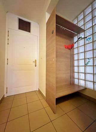 Dit appartement bevindt zich op wandelafstand van de Grote Markt en diverse winkelstraten en omvat een inkomhal met vestiaire, ruime en lichtrijke leefruimte met open en volledig geïnstalleerde keuken, berging naast de keuken, 2 slaapkamers (waarvan 1 met ingemaakte kasten), badkamer met lavabomeubel en douche en een apart toilet. <br /><br />Ook is er een koertje aanwezig en een gemeenschappelijke fietsenberging. <br /><br />* airco aanwezig <br />* appartement is momenteel verhuurd aan €655,92/maand