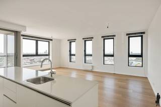 <strong>Exclusief wonen met adembenemend panoramisch uitzicht in hartje Antwerpen</strong><br /><br />Op de 16de verdieping van een stijlvolle residentie "Londen Tower" bevindt zich dit uitzonderlijke hoekappartement waar licht, ruimte en een ongeëvenaard uitzicht samenkomen. Dankzij de unieke hoekligging geniet u hier de hele dag door van een overvloed aan natuurlijk licht en een indrukwekkend panoramisch zicht over de iconische Antwerpse skyline. Vanuit de leefruimte en het terras ontvouwt zich een spectaculair uitzicht op de Antwerpse Kathedraal, het Willemdok en de Schelde. Dit voortdurend veranderende stadsdecor vormt zonder twijfel de absolute troef van deze exclusieve woonst.<br /><br />Het appartement beschikt over een ruime en lichtrijke leefruimte met een open, volledig geïntegreerde keuken voorzien van een elegant kookeiland. De royale hoofdslaapkamer is uitgerust met praktische ingemaakte kasten en biedt optimaal comfort. Daarnaast beschikt het appartement over een tweede kamer die perfect kan worden ingericht als bureau, hobbyruimte of logeerkamer. De badkamer is afgewerkt met een dubbele lavabo, een ligbad en een afzonderlijke douche.<br /><br />Dit is een zeldzame opportuniteit voor wie op zoek is naar een luxueuze woonervaring op een toplocatie aan het Eilandje, met alle stadsvoorzieningen binnen handbereik.<br /><br /><strong>Bijzonderheden:</strong><br />- Gunstige EPC-score<br />- Elektrische installatie conform<br />- Privatieve kelderberging inbegrepen + beveiligde fietsenstalling<br />- Mogelijkheid tot aankoop van een autostaanplaats (€35.000)
