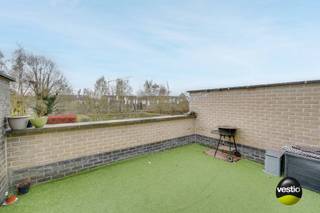 DUPLEXAPPARTEMENT MET 2 SLAAPKAMERS TE HELCHTEREN<br /><br />Dit duplexappartement is gelegen op een rustige locatie vlakbij het centrum van Helchteren met een goede bereikbaarheid naar winkels, scholen, restaurants en de oprit van de E314. Het appartement is gelegen in een kleinschalige residentie ( zonder lift ) met lage, gemeenschappelijke, maandelijkse kosten.<br /><br />Op de eerste verdieping beschikt u over een ruim leefgedeelte opgedeeld in een zithoek, eetruimte aan de achterzijde met toegang tot het ruime, zuidelijk georiënteerde terras. Voorts zijn er nog een keuken, wasplaats/berging, een inkomhal en een gastentoilet.<br /><br />De eerste verdieping heeft op haar beurt een nachtgang, een badkamer en 2 slaapkamers te bieden. Uw wagen kan u stallen op uw ondergrondse autostaanplaats en bergruimte is voorzien in uw privatieve kelderberging of op uw zolderberging.<br /><br />Enkele TROEVEN van dit appartement opgelijst:<br /><br />+ Energiezuinig: EPC is slechts 125 / label B<br />+ Elektriciteit is goedgekeurd<br />+ Ideale investering: appartement is reeds verhuurd<br />+ Duplexappartement 104 m² met 2 slaapkamers<br />+ Ruim, zuidelijk georiënteerd terras<br />+ Autostaanplaats + kelderberging inbegrepen<br />+ Private zolderberging 27 m²<br />+ Slechts 50 euro/maand gemeenschappelijke kosten<br /><br />Kortom, een rustig gelegen, energiezuinig appartement met een ruim terras! Meer info? Contacteer Maarten Delbroek via maarten@vestio.com of bel naar 0471/034804.<br /> 