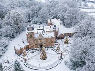 Cet appartement-château luxueux, spacieux (182m²) et économe en énergie (étiquette A) avec 2 chambres et un magnifique jardin avec étang est situé dans un domaine de parc exceptionnel de 4 hectares, "Château de Kapellen". Bien que proche du centre avec toutes les commodités, vous vivez dans un parc avec un cadre exceptionnel avec un château en arrière-plan. Le domaine possède un arboretum exceptionnel et classé. Réservez votre rendez-vous et venez découvrir cette perle exceptionnelle.<br /><br />Disposition de l'appartement :<br />Par l'allée imposante du domaine, nous arrivons à l'arrière, via un portail automatique, jusqu'au parking du bâtiment et de l'appartement. Vous pouvez choisir d'entrer dans l'appartement par le hall d'entrée commun ou par l'entrée latérale de la cuisine, pratique lorsque vous arrivez avec des courses. Depuis le spacieux salon (environ 90m²), vous avez une belle vue et un accès au jardin privé avec étang. Au bord de l'étang, vous pourrez profiter du ponton. La cuisine est entièrement équipée de tout le luxe que vous attendez. Depuis la cuisine, vous pouvez accéder à la cave spacieuse, où se trouvent également les raccordements pour le lave-linge/sèche-linge. La suite parentale est équipée de dressings et se trouve en face de la salle de bains principale. Celle-ci est équipée d'une baignoire îlot, d'une douche et d'un double lavabo en marbre. L'autre chambre a une douche privée et un lavabo. Enfin, il y a aussi des toilettes pour les invités.<br />Détails :<br />- Vivre dans un domaine de parc unique<br />- Matériaux de qualité<br />- Étiquette A<br />- Mobilité<br /><br />Vg - Wp - Gmo - Gvkr – Gvv<br />PEB : étiquette A (99 kWh/m²)