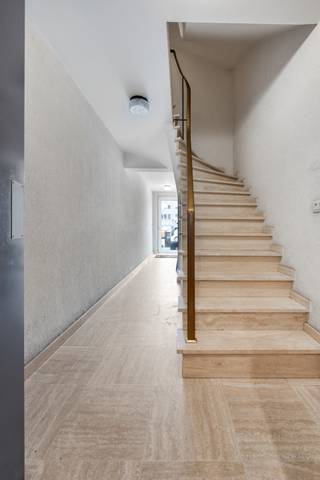 <p>OP ONZE WEBSITE KAN U ALLE FOTO'S, DE VOLLEDIGE BESCHRIJVING EN DE DOCUMENTEN TERUGVINDEN<br /><br />Het gebouw bestaat uit drie ruime appartementen van elk ca. 99 m², aangevuld met een gemeenschappelijke garage en een binnenplaats op het gelijkvloers.</p>
<p>Dankzij de gunstige ligging geniet je van een vlotte verbinding naar de stad, omliggende gemeenten en de haven van Antwerpen. Winkels, scholen en openbaar vervoer bevinden zich op wandelafstand, met ook enkele groenzones in de buurt.</p>
<p><strong><u>Indeling:</u></strong></p>
<p>- Gelijkvloers: 2 inpandige staanplaatsen en een ruime binnenplaats (mogelijkheid tot plaatsen garages)</p>
<p>- 1e verdieping: 2 slpk – verhuurd – EPC label C, score 218 kWh/m² jaar</p>
<p>- 2e verdieping: 2 slpk – verhuurd – EPC label A, score 97 kWh/m² jaar</p>
<p>- 3e verdieping: 2 slpk– verhuurd – EPC label B, score 125 kWh/m² jaar</p>
<p><strong><u>Verhuur:</u></strong></p>
<p>Alle units zijn verhuurd aan correct betalende huurders. Huurprijzen worden op aanvraag meegedeeld.</p>
<p><strong><u>Technisch:</u></strong></p>
<p>- dak vernieuwd en geïsoleerd (Pirotherm, 19 cm)</p>
<p>- PVC-ramen met dubbele beglazing</p>
<p>- Verwarming via niet-condenserende gasketels<br /><br />Voor meer info of een bezoek ter plaatse kan u vrijblijvend contact opnemen met Stephanie via stephanie@reds.be of telefonisch op 0476/90 95 94</p>
<p></p>