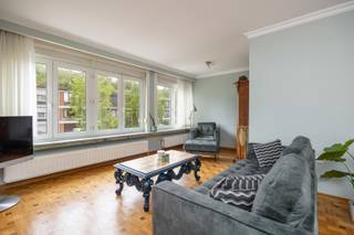 Ruime bel-étage woning (HOB) met drie slaapkamers, een garage en tuin in de rustige woonwijk Molenveld te Edegem!De woning is als volgt ingedeeld:...