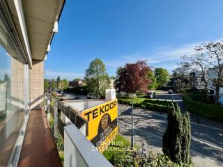 Dit appartement gelegen op een TOPLIGGING bevindt zich op de eerste verdieping in de gezellige en rustige Altenawijk, op wandelafstand van het centrum van Kontich met leuke winkels, horeca en het Altena-instituut vlakbij.<br /><br />Het gebouw heeft geen lift, waardoor je via de trap de eerste verdieping bereikt. Dit project is een project dat opzoek is naar een ambitieuze nieuwe eigenaar : het appartement is namelijk toe aan een totaalrenovatie, wat de ideale kans biedt voor zowel handige starters als investeerders om er een modern droomappartement van te maken.<br /><br />Bij het binnenstappen valt meteen de ruime leefruimte op. Dankzij de grote raampartijen geniet je hier de hele dag van een overvloed aan natuurlijk licht en een prachtig vrij zicht op het pleintje tegenover het gebouw. De leefruimte loopt vloeiend over in de open keuken, die door de open structuur veel mogelijkheden biedt voor een eigentijds ontwerp.<br /><br />Centraal in het appartement bevinden zich de badkamer en het toilet, dat handig apart is voorzien.<br /><br />Achteraan het appartement liggen in alle rust de drie slaapkamers. Een groot pluspunt is dat de ramen aan deze achterzijde recent al volledig zijn vernieuwd. Terwijl de twee grootste kamers perfect zijn als volwaardige slaapkamers, kan de derde en kleinste kamer idealiter dienen als babykamer, bureau, hobbyruimte of extra berging.<br /><br />Een ideale kans voor investeerder of mensen die de handen uit de mouwen willen steken !<br /><br />Dit is niet wat je zoekt ? Al gehoord van AANKOOPBEGELEIDING ? Wij zoeken, bezoeken en onderhandelen mee met jou voor eigendommen die worden aangeboden door particulieren, andere makelaars of eigendommen die zelfs (nog) niet te koop staan?<br />Vraag meer informatie over aankoopbegeleiding via welkom@dehuisleverancier.be of 0489/069.000<br /><br />de Huisleverancier : Persoonlijk, voor iedereen Service, Kwaliteit en Vertrouwen !<br /><br />EPC : 177 kWh/m<sup>2</sup> (Label B)<br />Stedenbouwkundige inlichtingen in aanvraag<br />Waterinfo : P-Score = A, G-Score = A<br /><br />